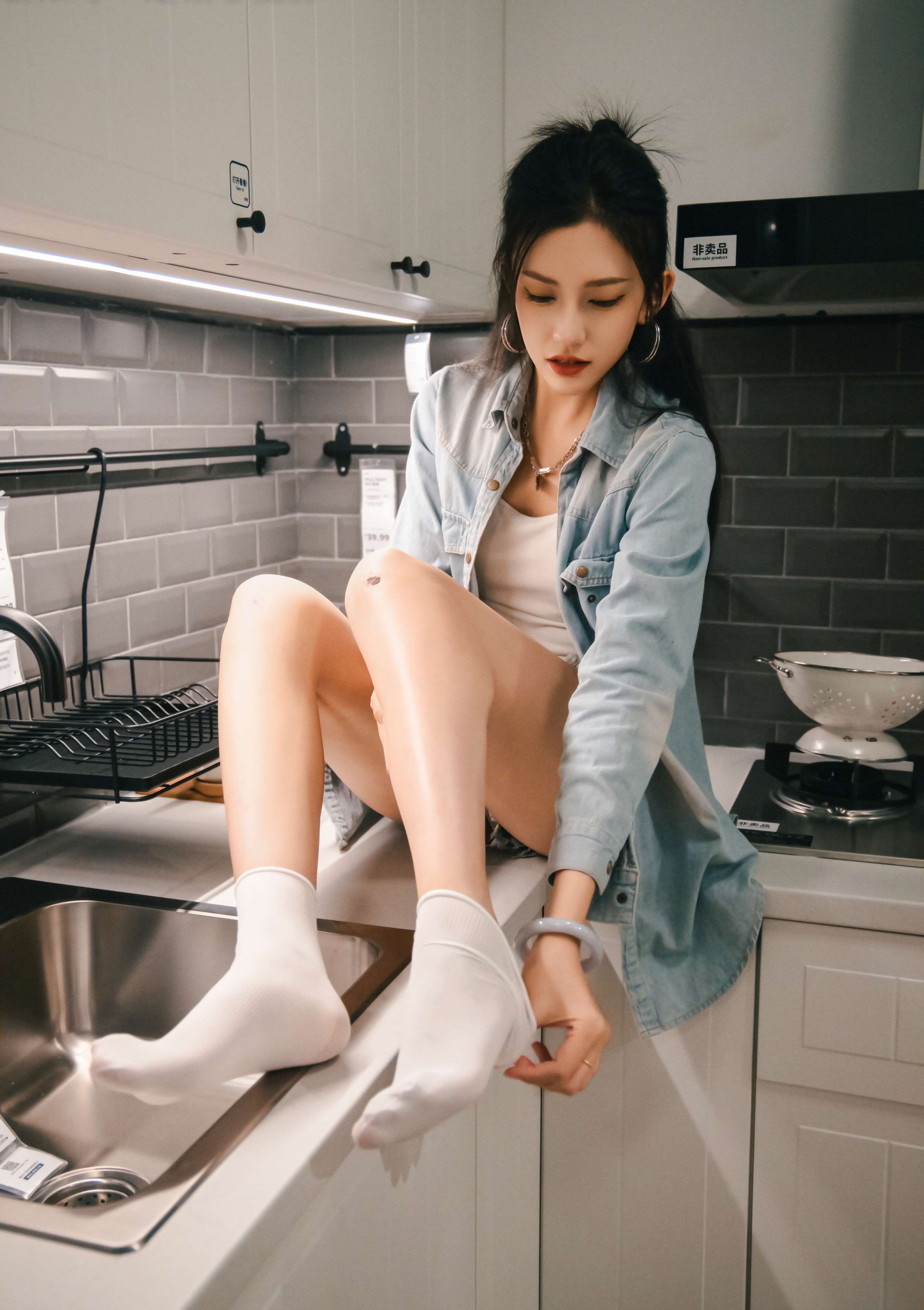 《可乐 板鞋の白棉袜、裸足》作品图