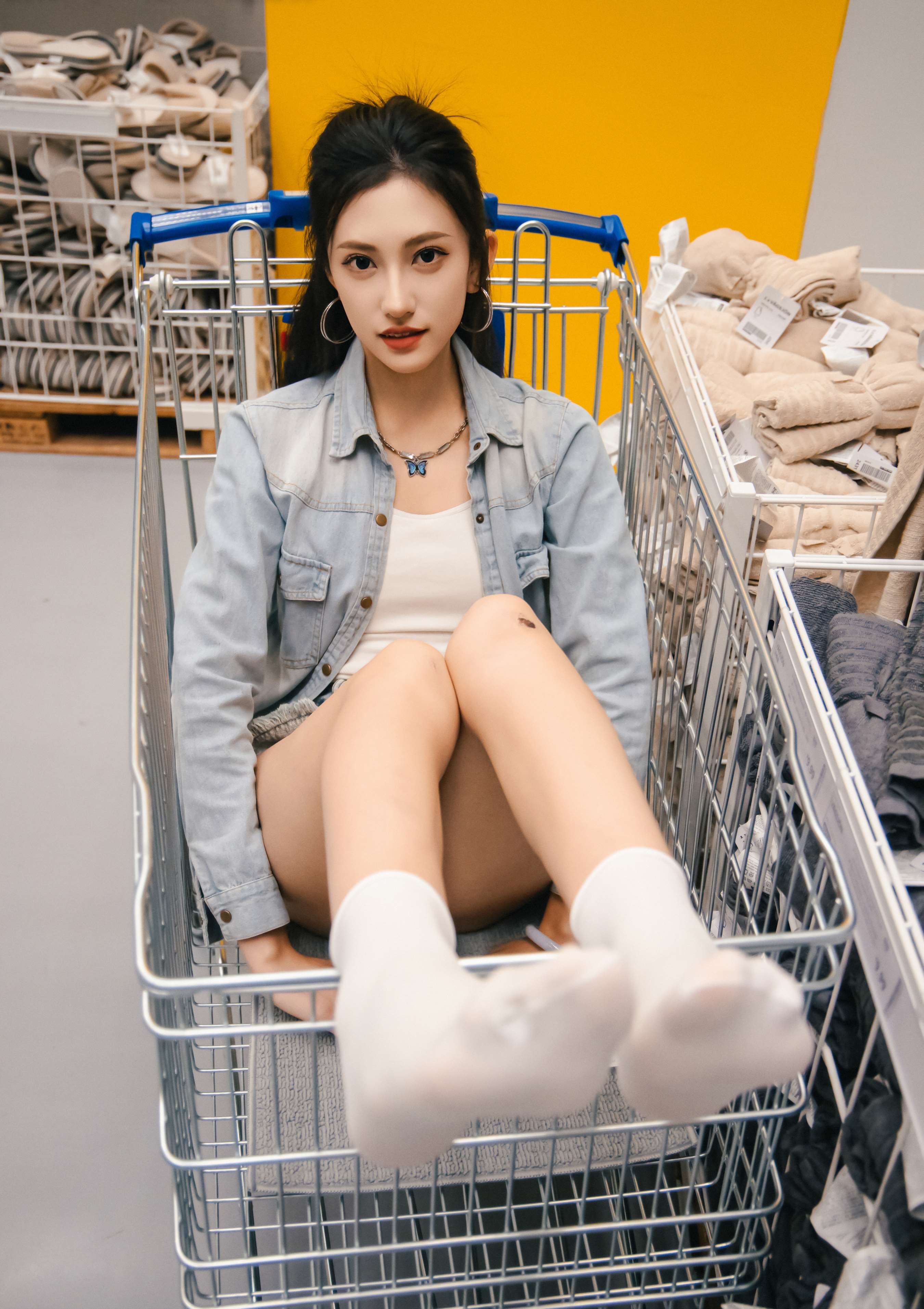 《可乐 板鞋の白棉袜、裸足》作品图