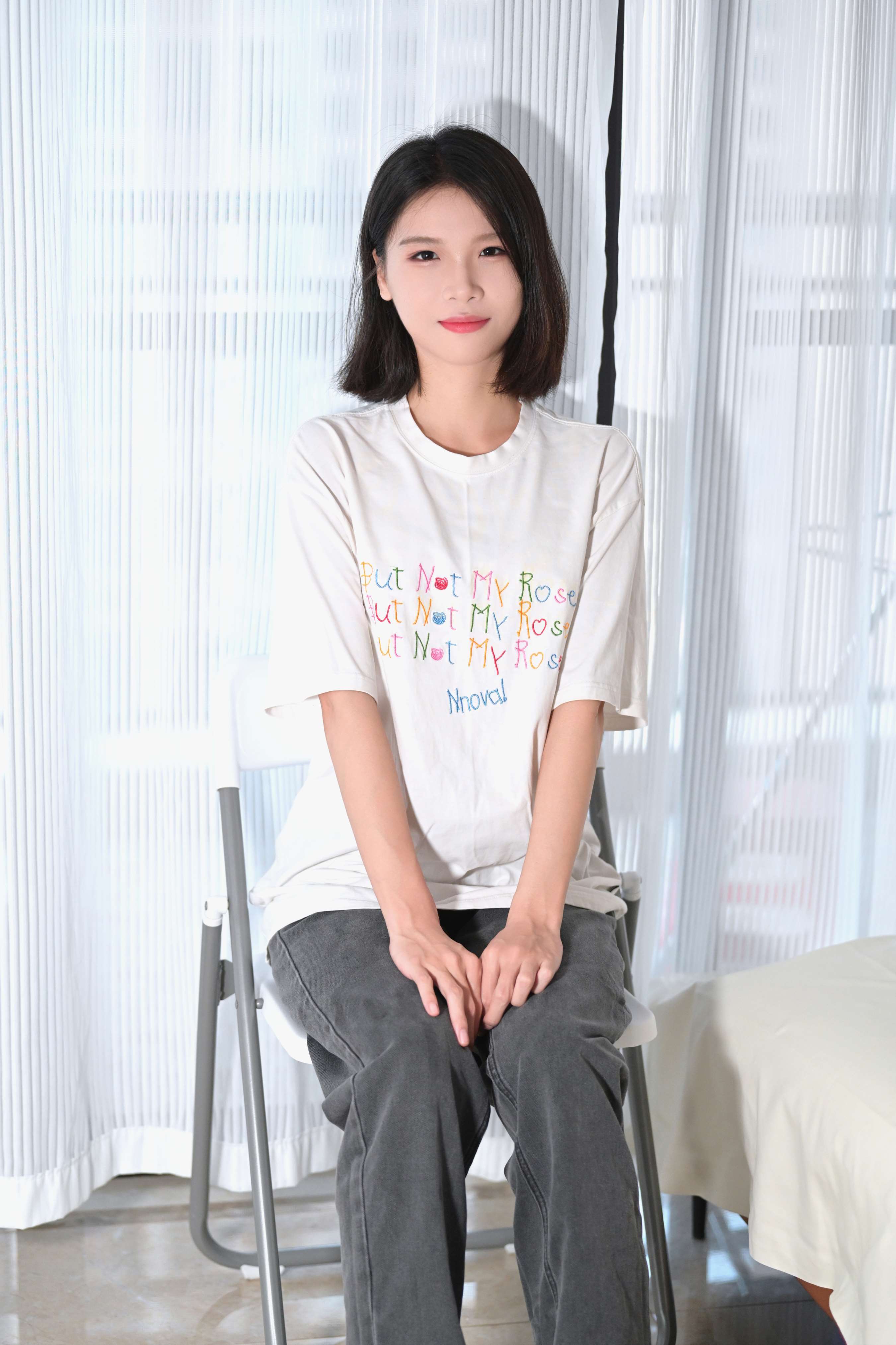 《少女 布鞋の棉袜、赤足》作品图