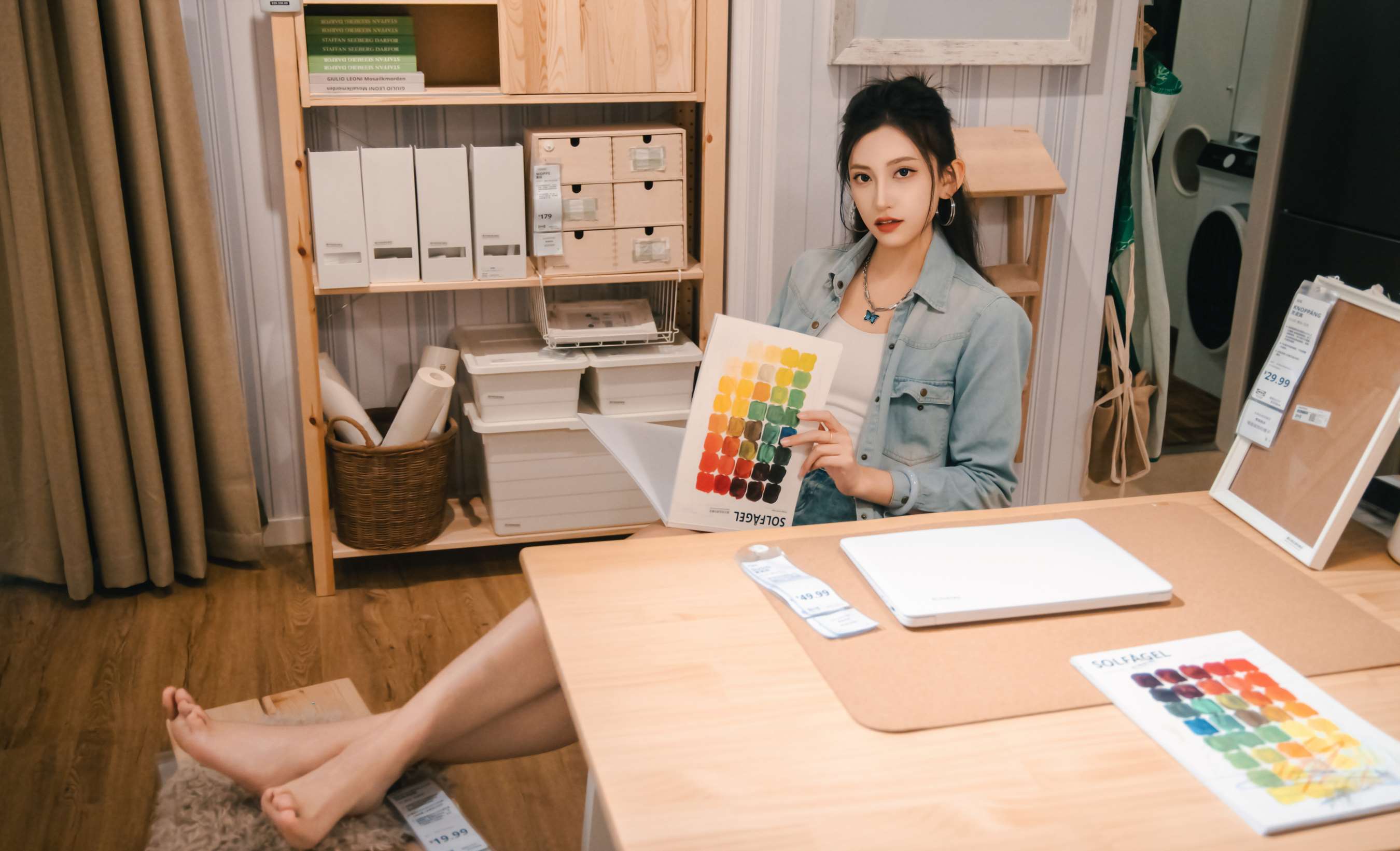 《可乐 板鞋の白棉袜、裸足》作品图