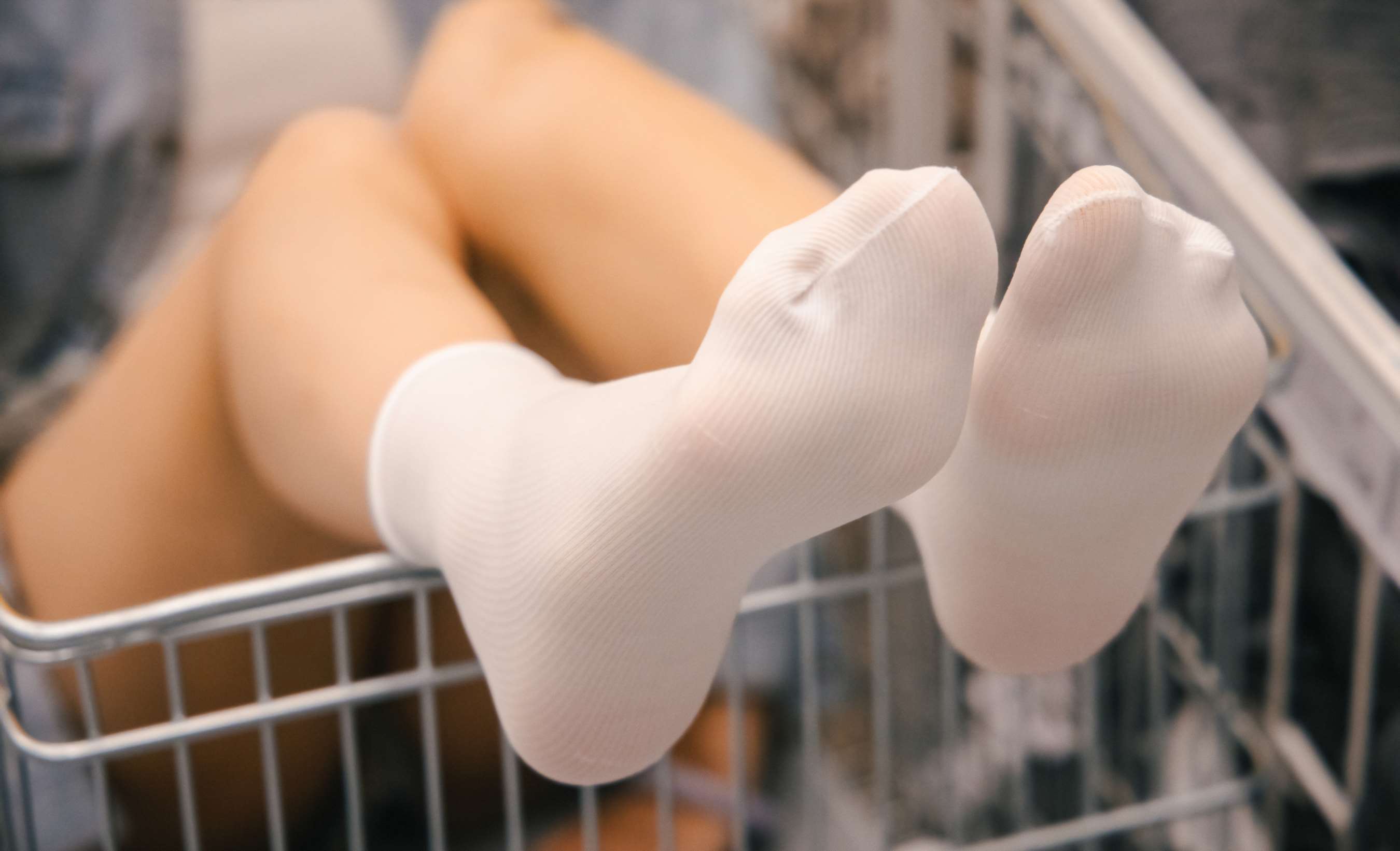 《可乐 板鞋の白棉袜、裸足》作品图