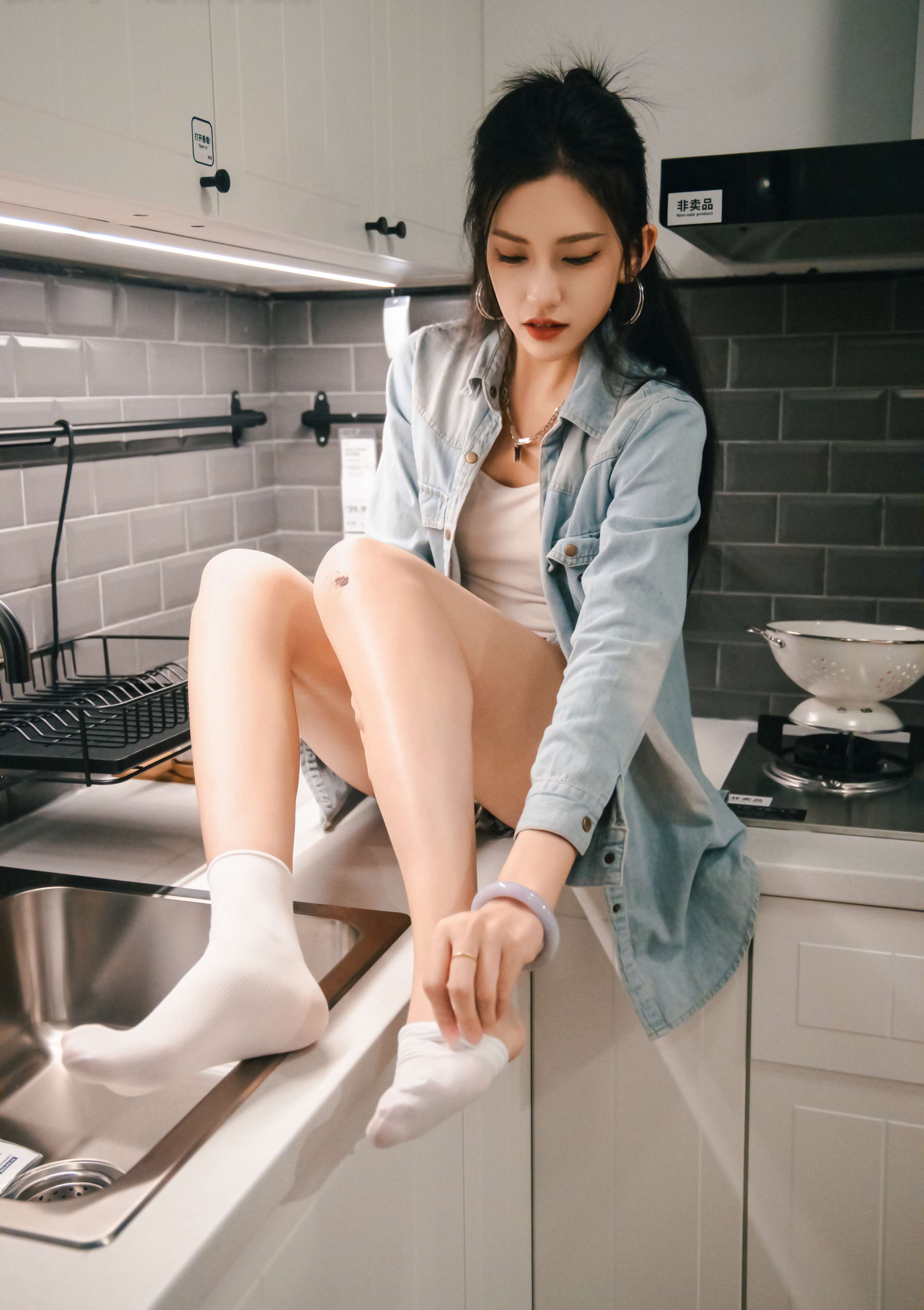 《可乐 板鞋の白棉袜、裸足》作品图