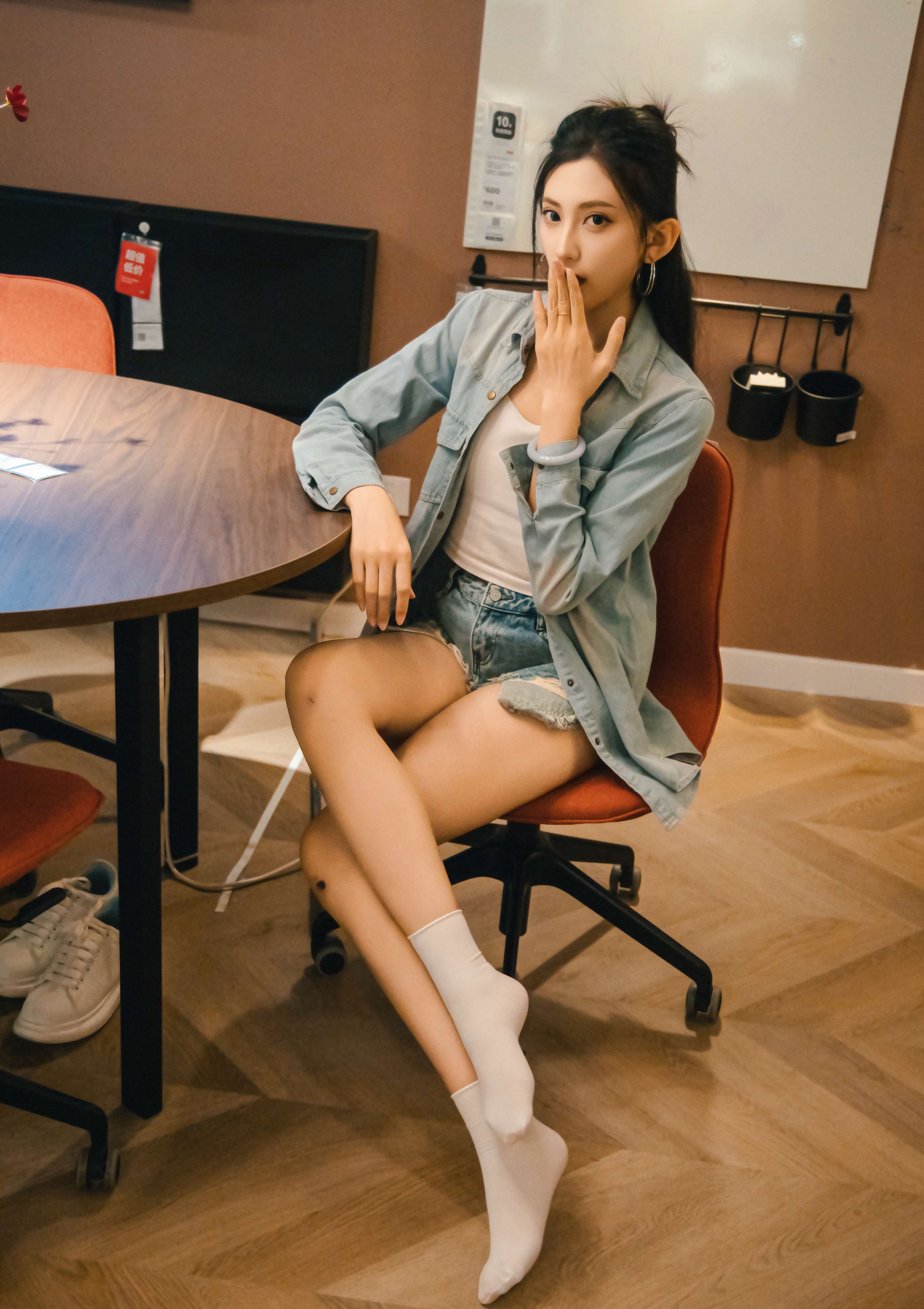 《可乐 板鞋の白棉袜、裸足》作品图