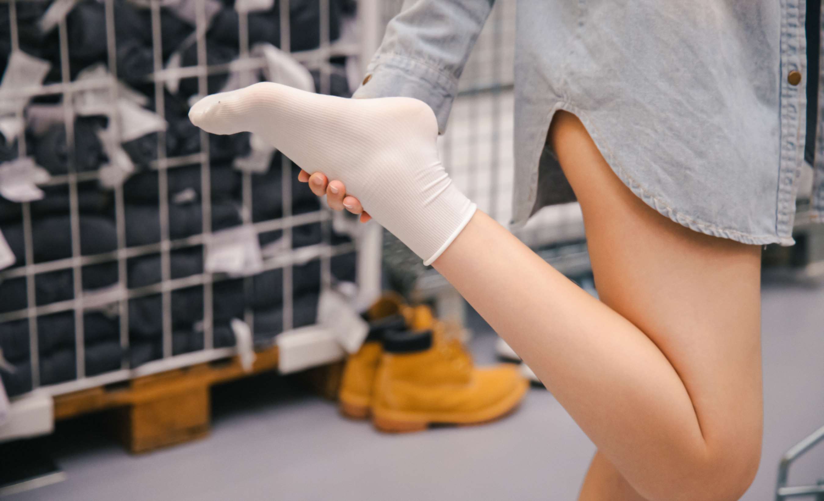 《可乐 板鞋の白棉袜、裸足》作品图