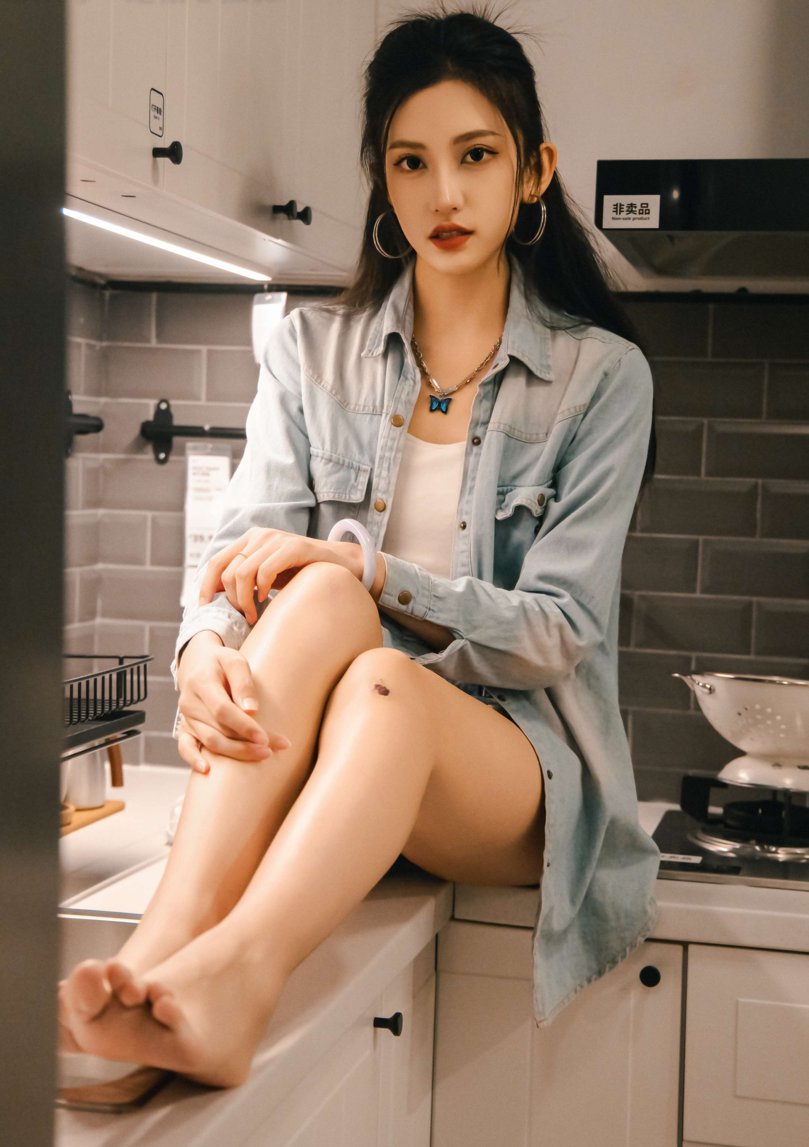 《可乐 板鞋の白棉袜、裸足》作品图