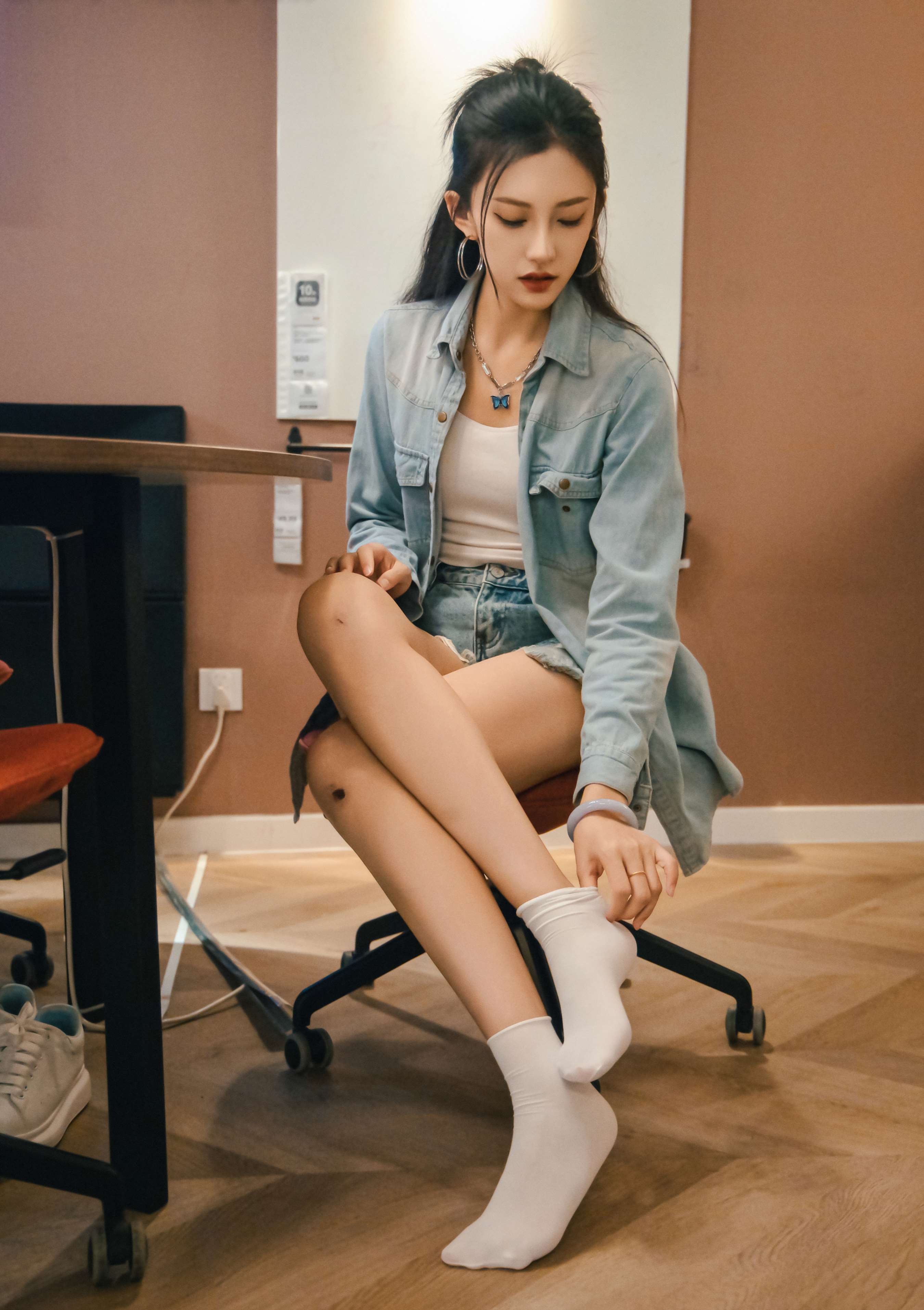 《可乐 板鞋の白棉袜、裸足》作品图