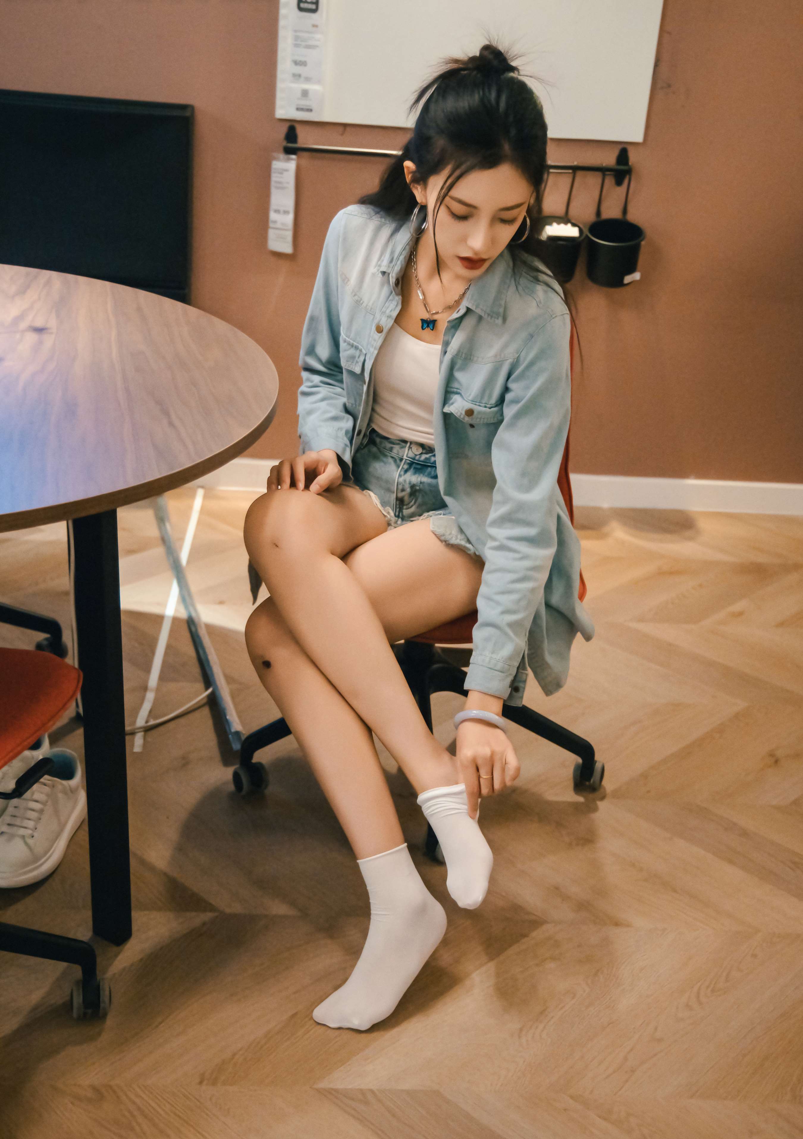 《可乐 板鞋の白棉袜、裸足》作品图