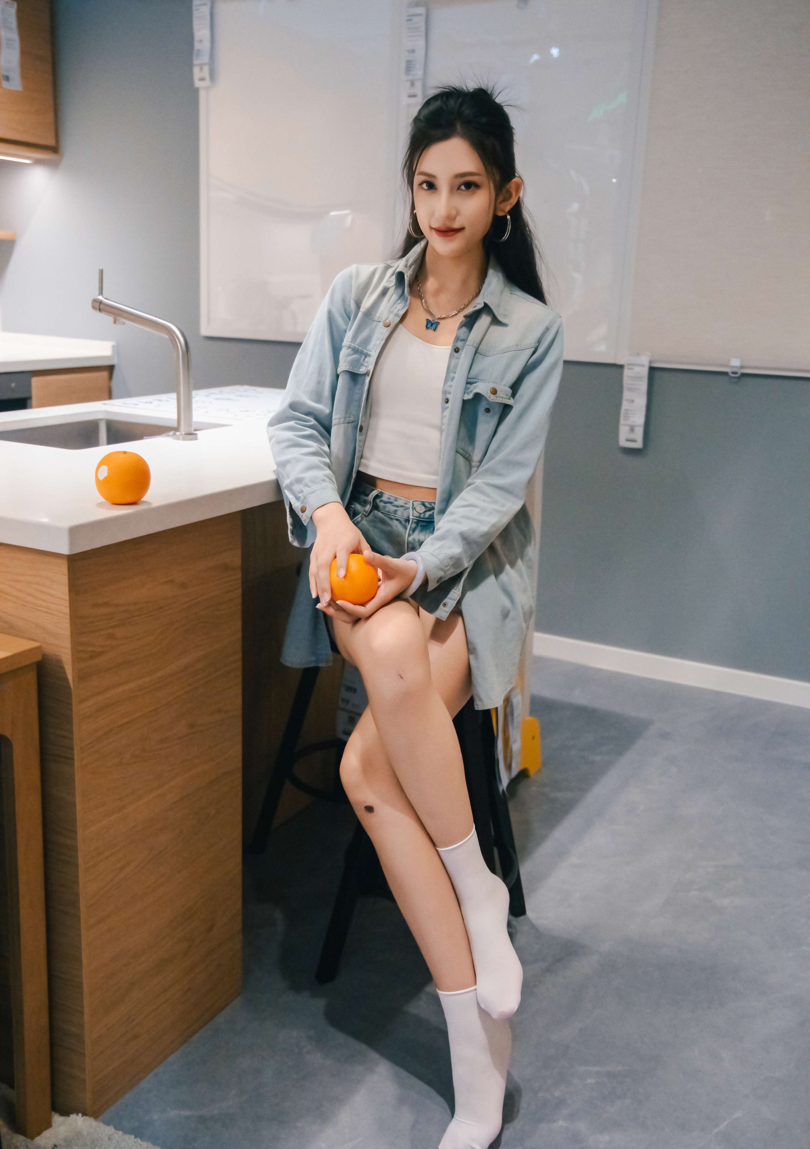 《可乐 板鞋の白棉袜、裸足》作品图