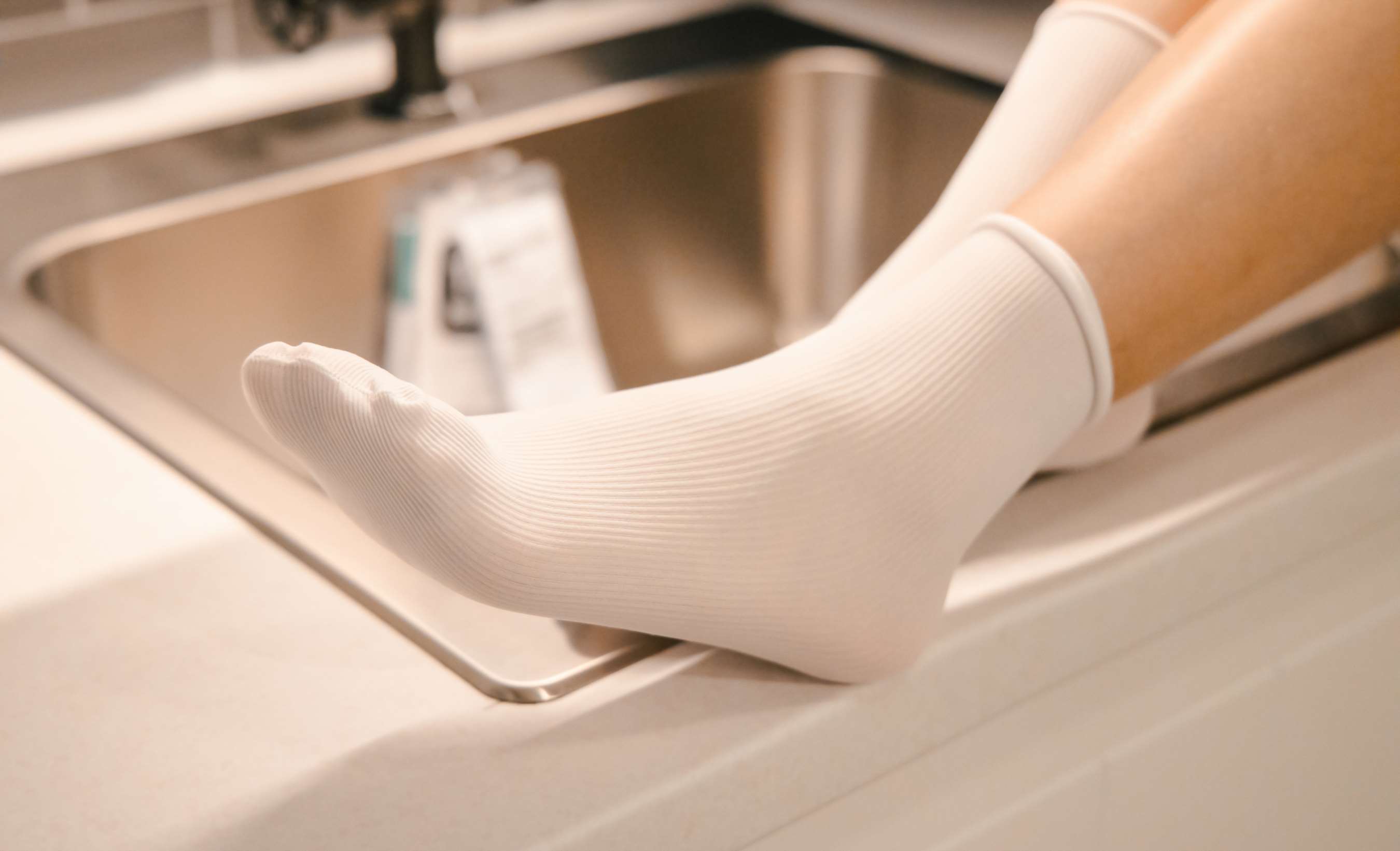 《可乐 板鞋の白棉袜、裸足》作品图