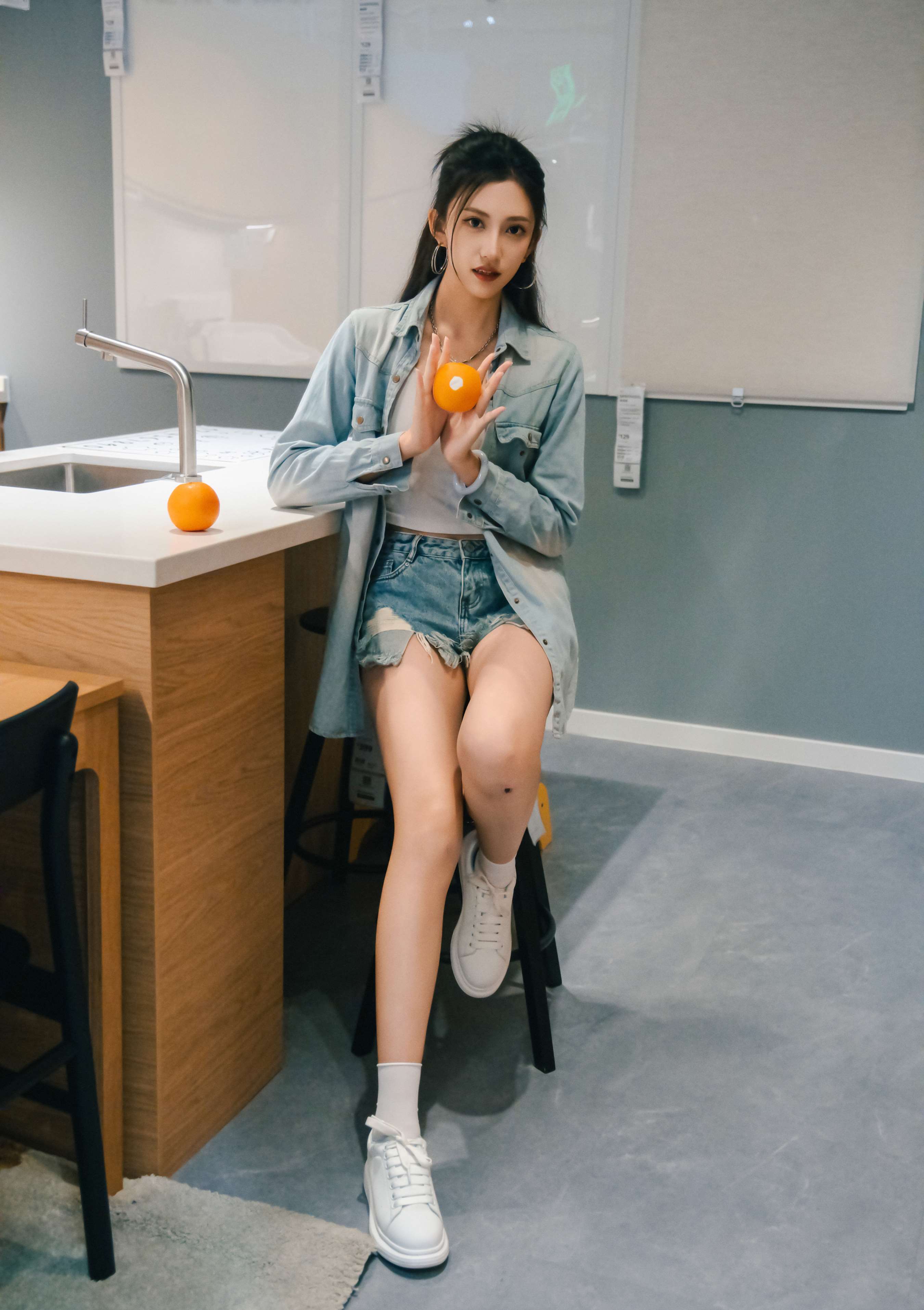 《可乐 板鞋の白棉袜、裸足》作品图