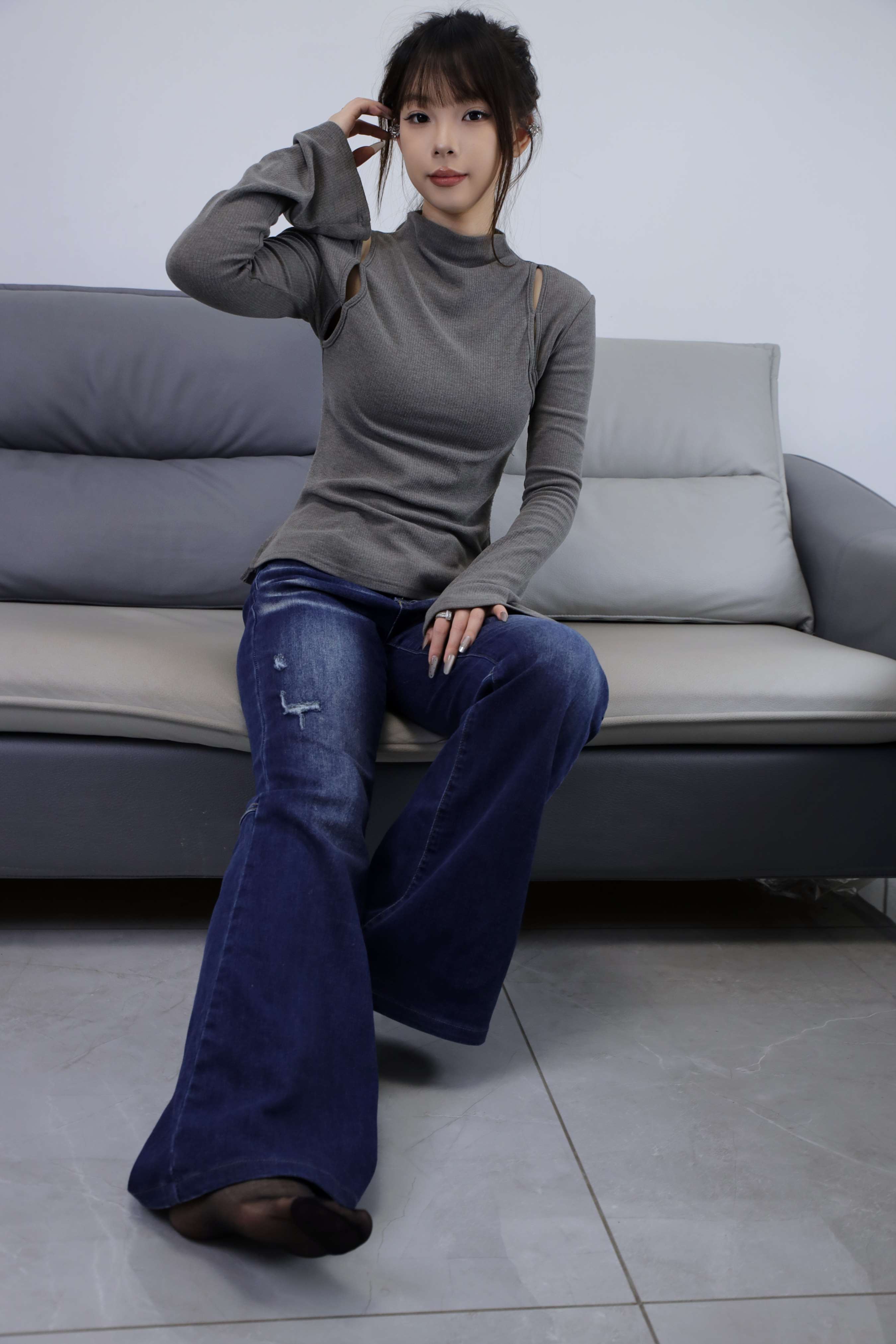 《章章 牛仔の黑丝、赤足》作品图