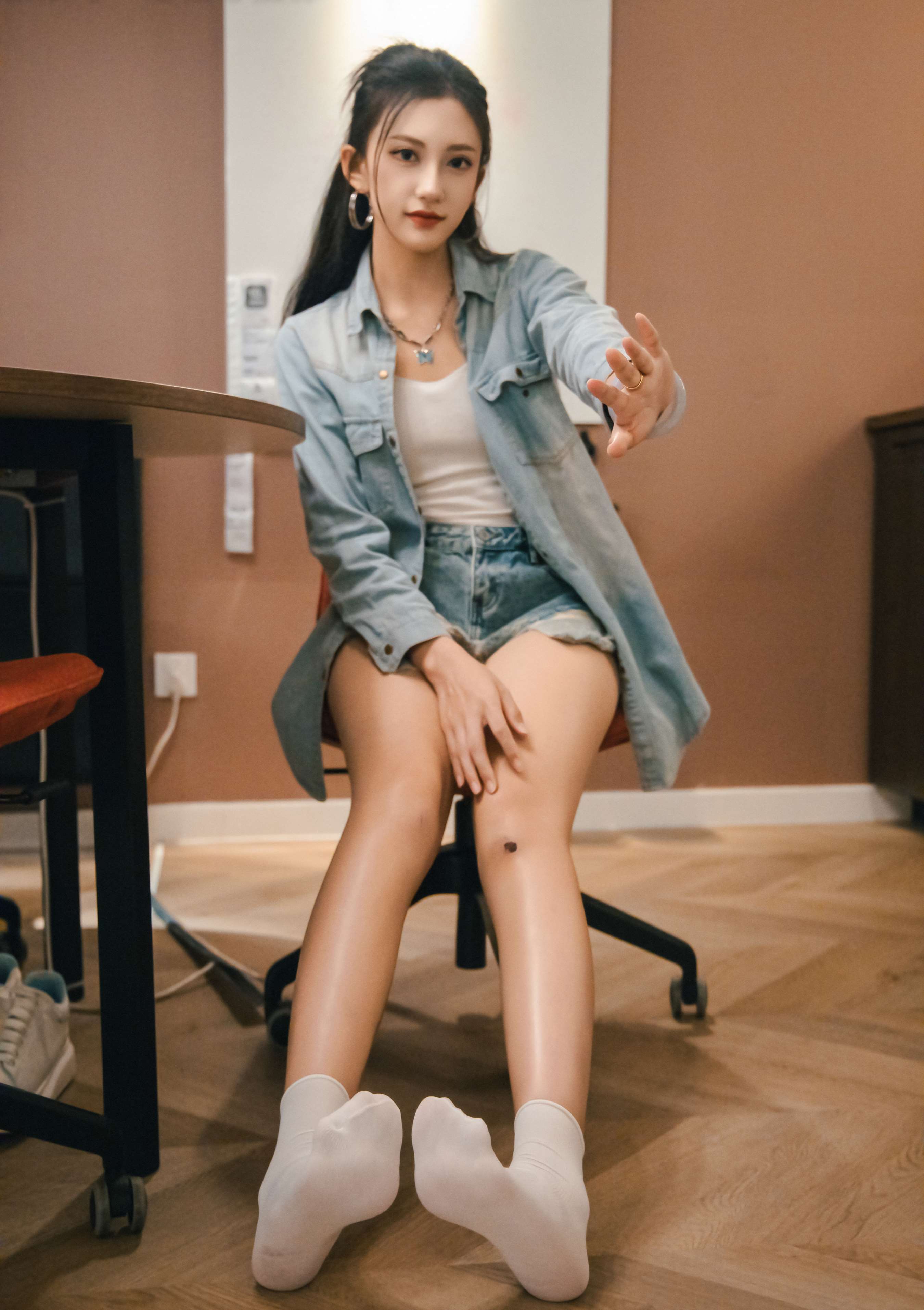 《可乐 板鞋の白棉袜、裸足》作品图