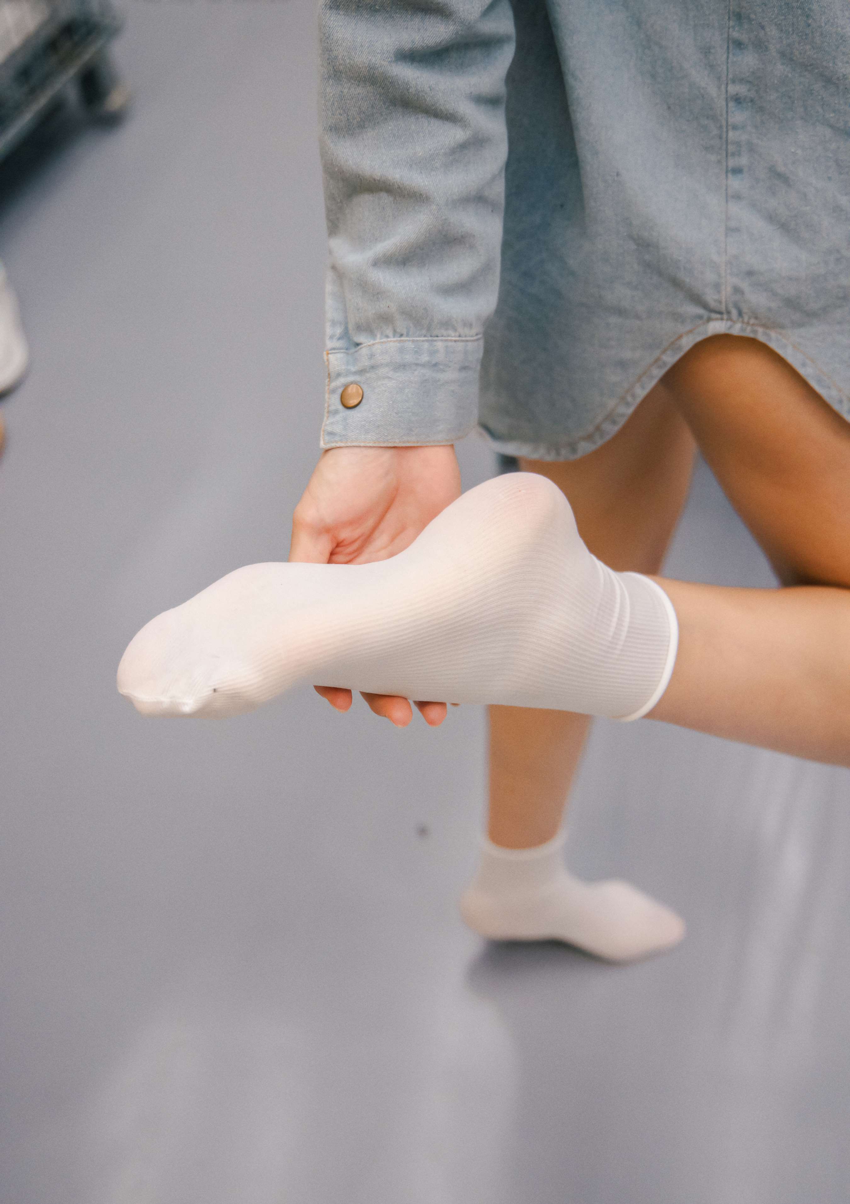 《可乐 板鞋の白棉袜、裸足》作品图