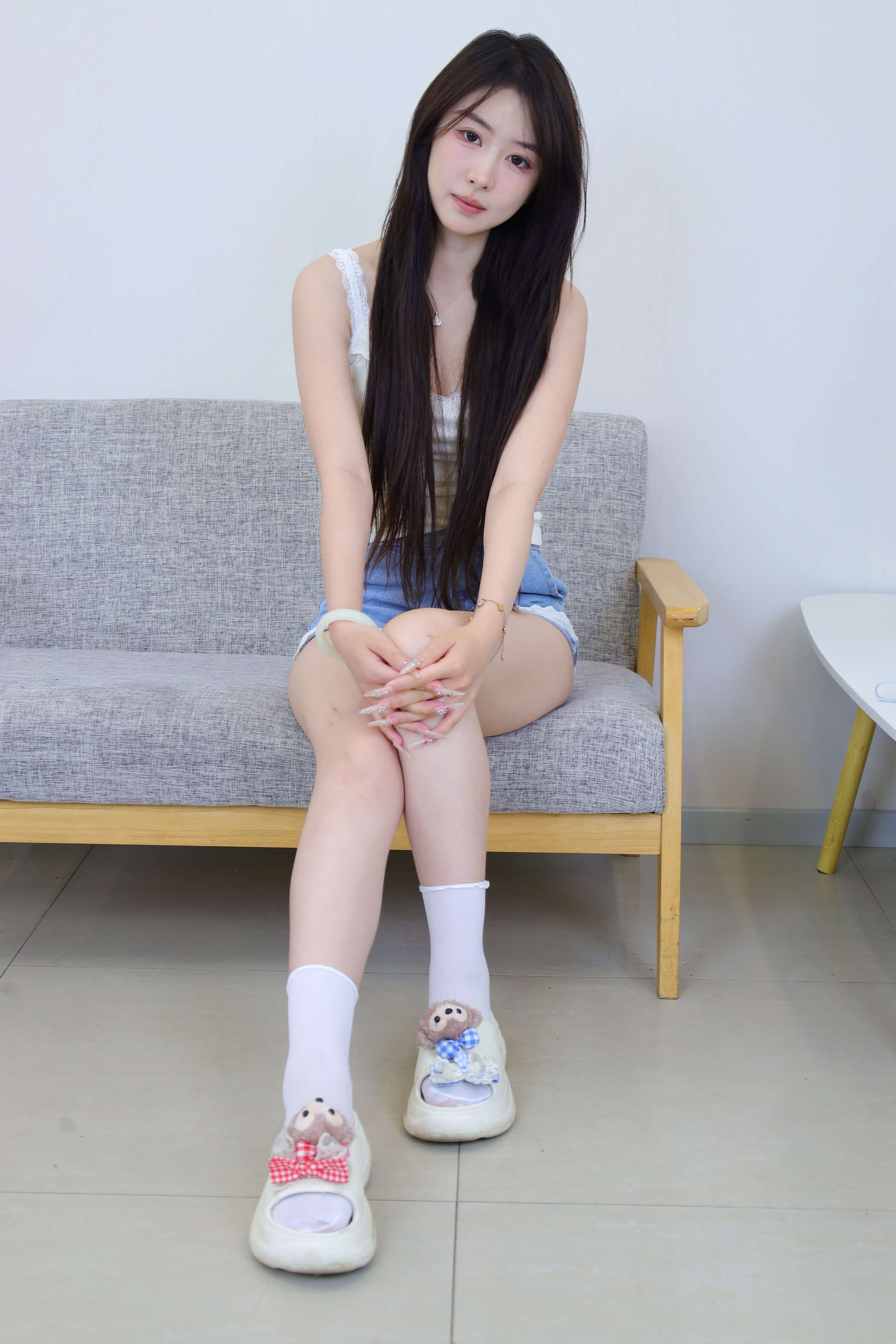 《依依 牛仔热裤の棉袜、赤足》作品图