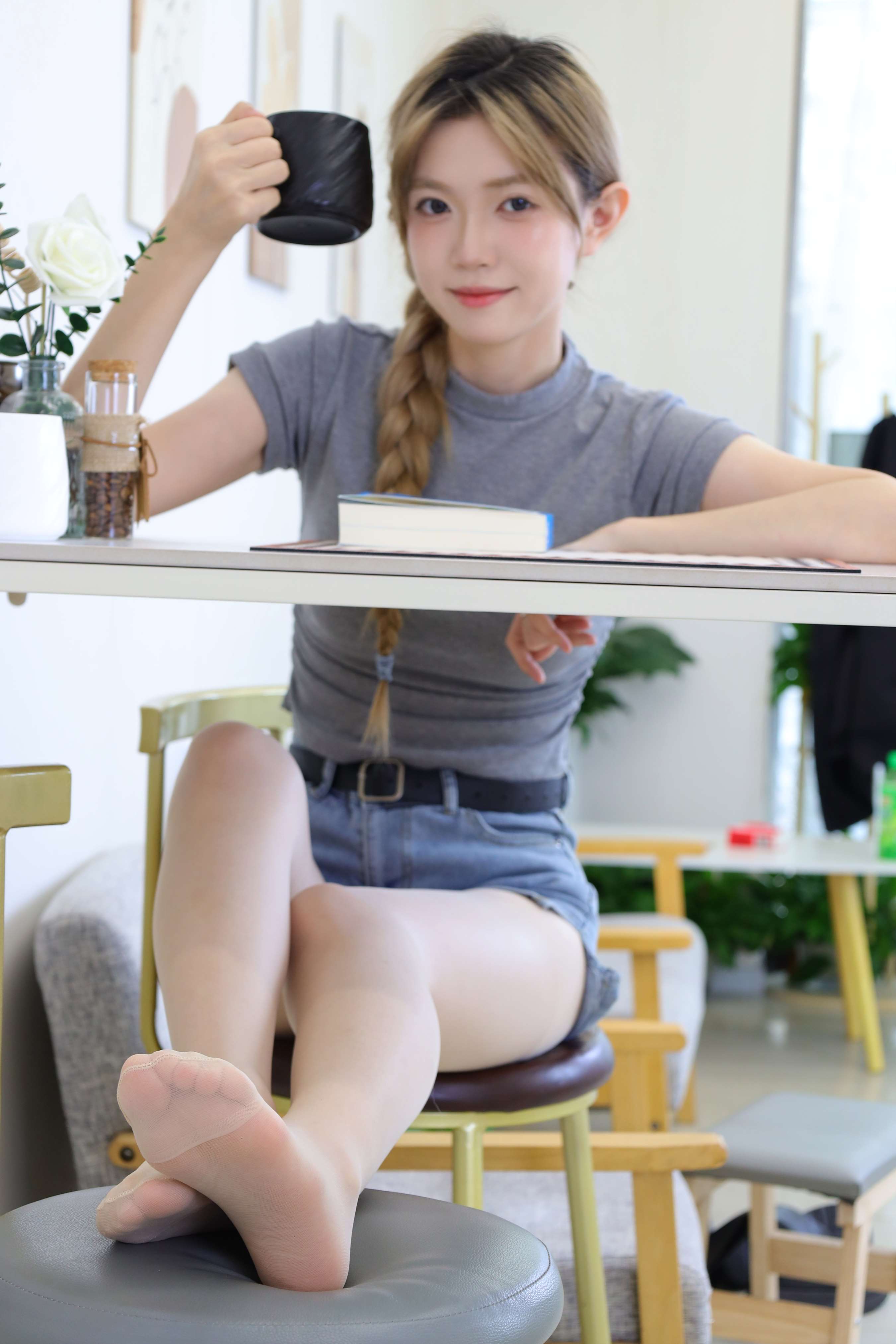 《yuuu 牛仔热裤の丝足》作品图