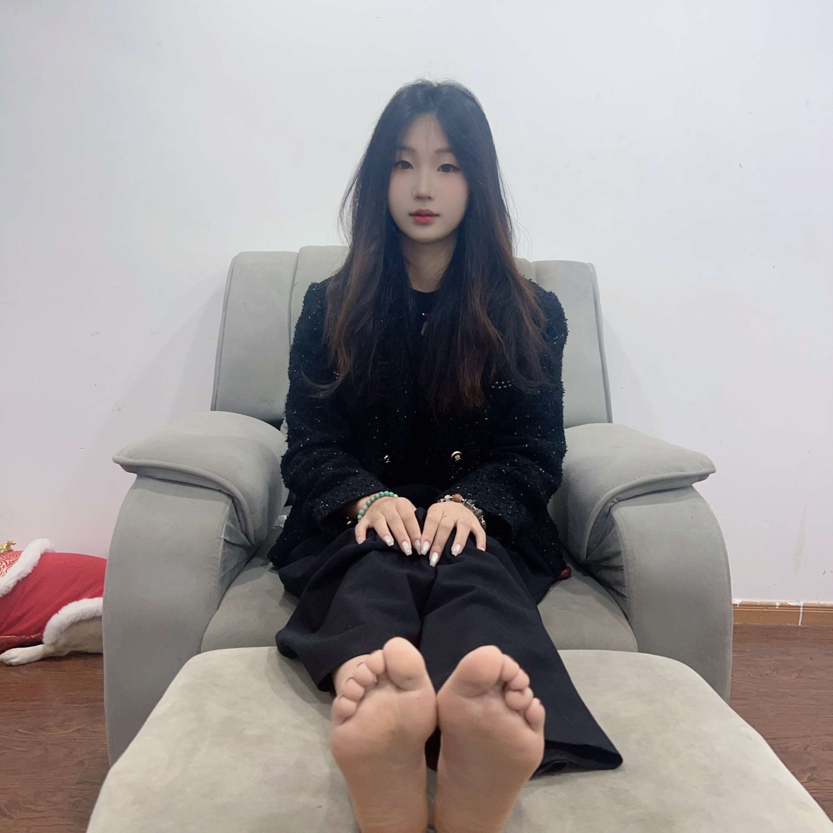 《黑衣小姐姐的嫩足》作品图