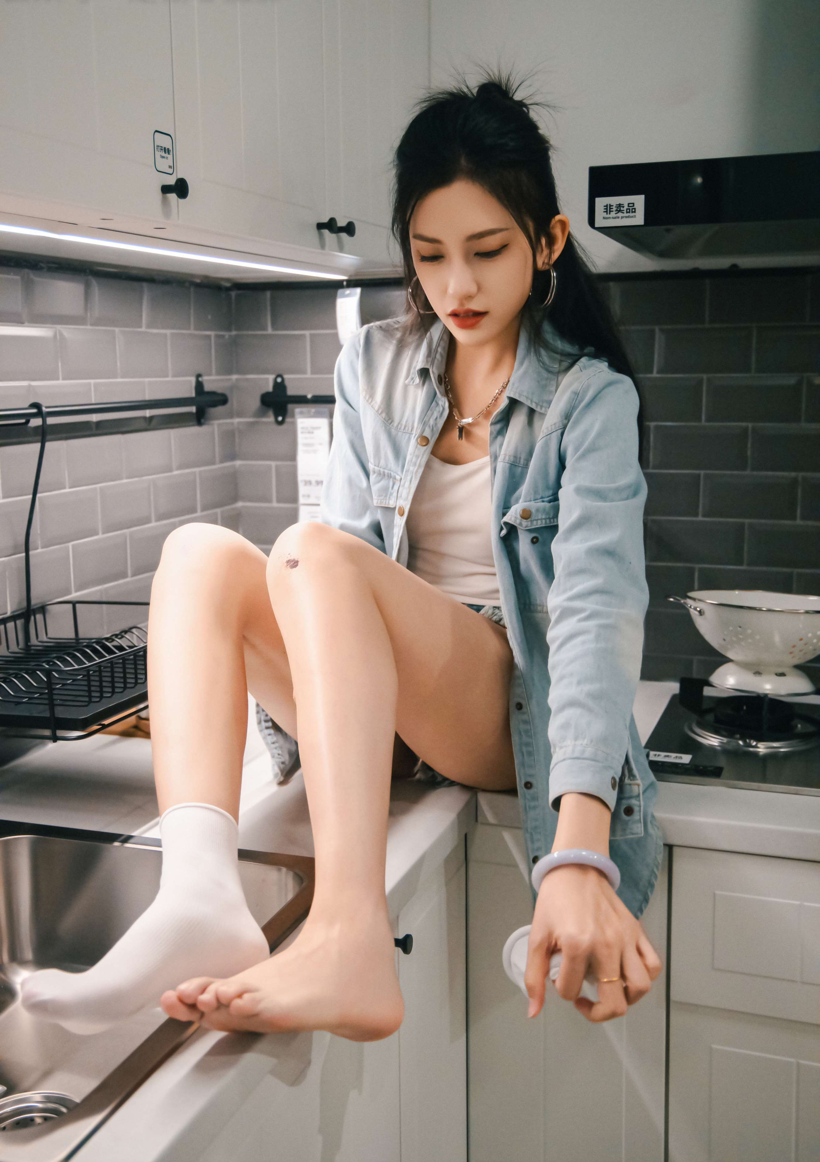 《可乐 板鞋の白棉袜、裸足》作品图