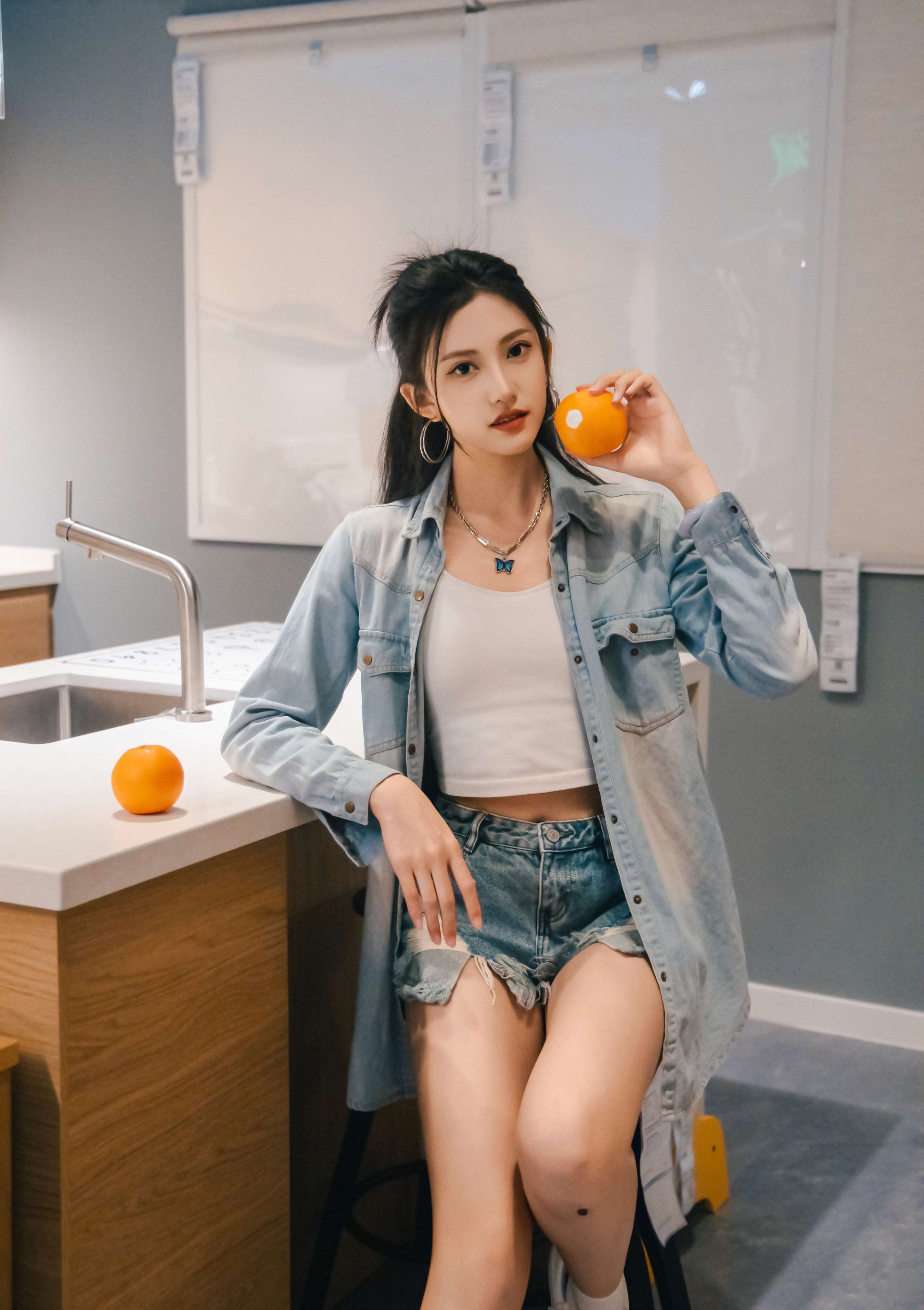 《可乐 板鞋の白棉袜、裸足》作品图