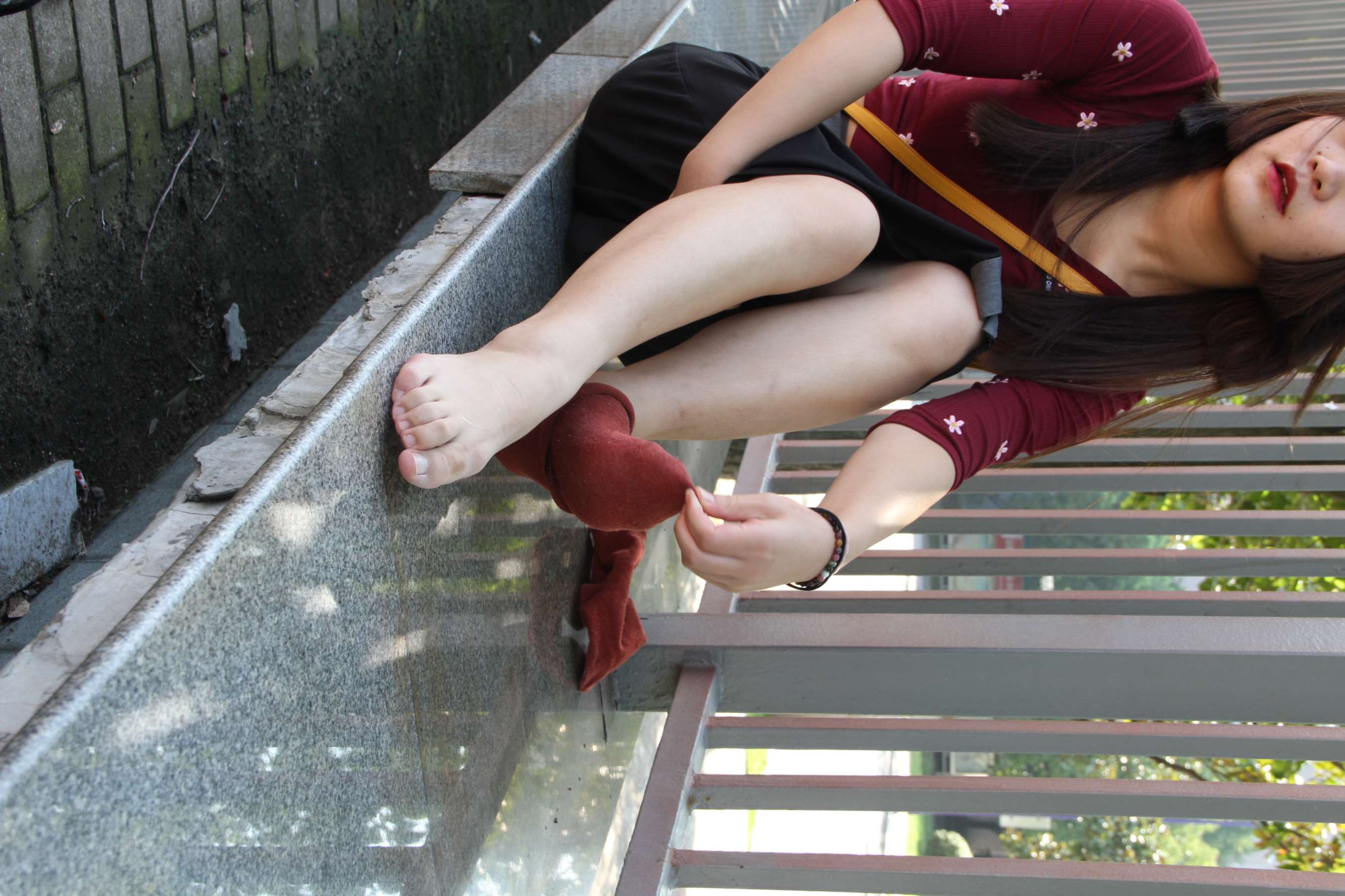 《校园一角-午间休闲》作品图