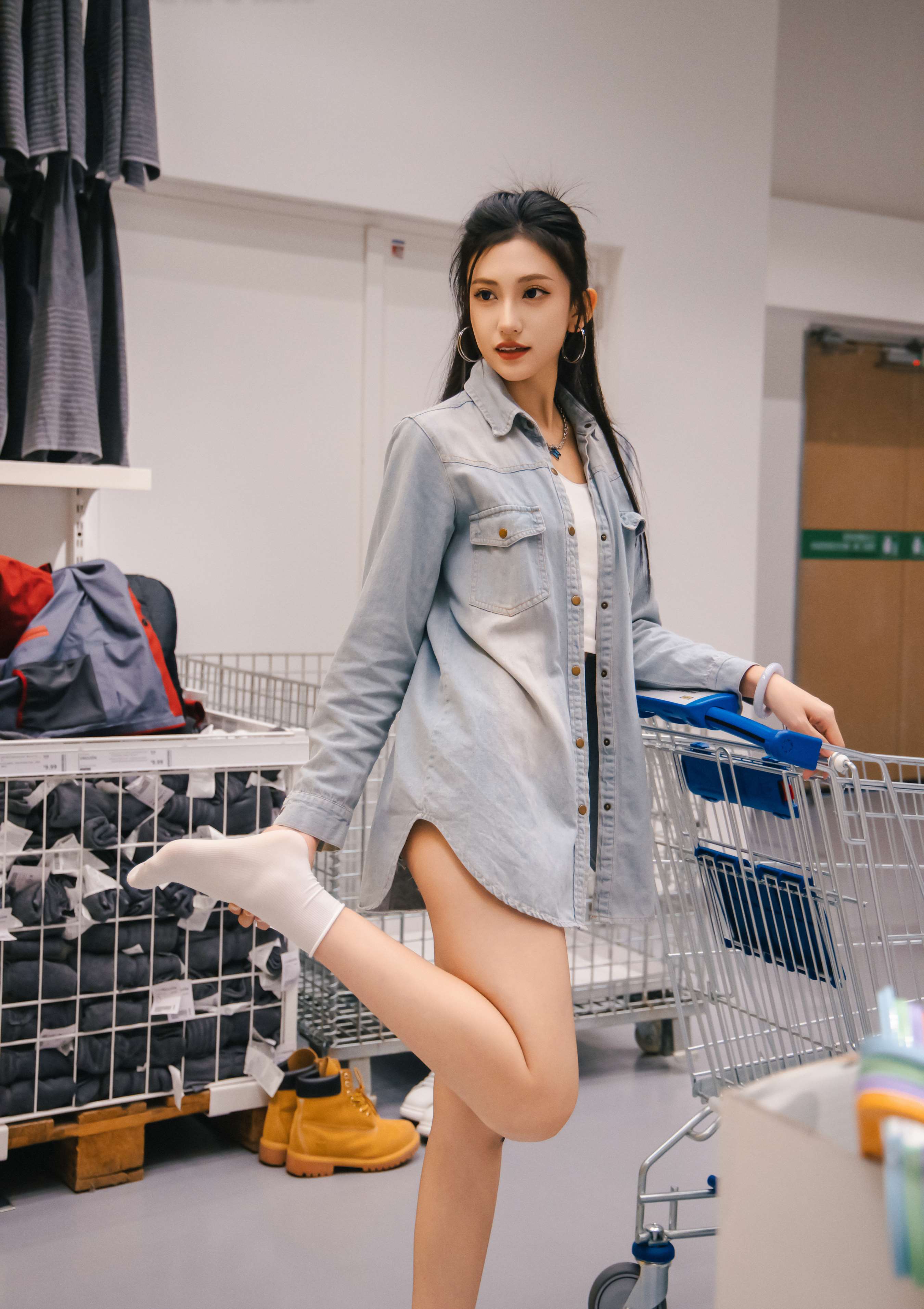 《可乐 板鞋の白棉袜、裸足》作品图