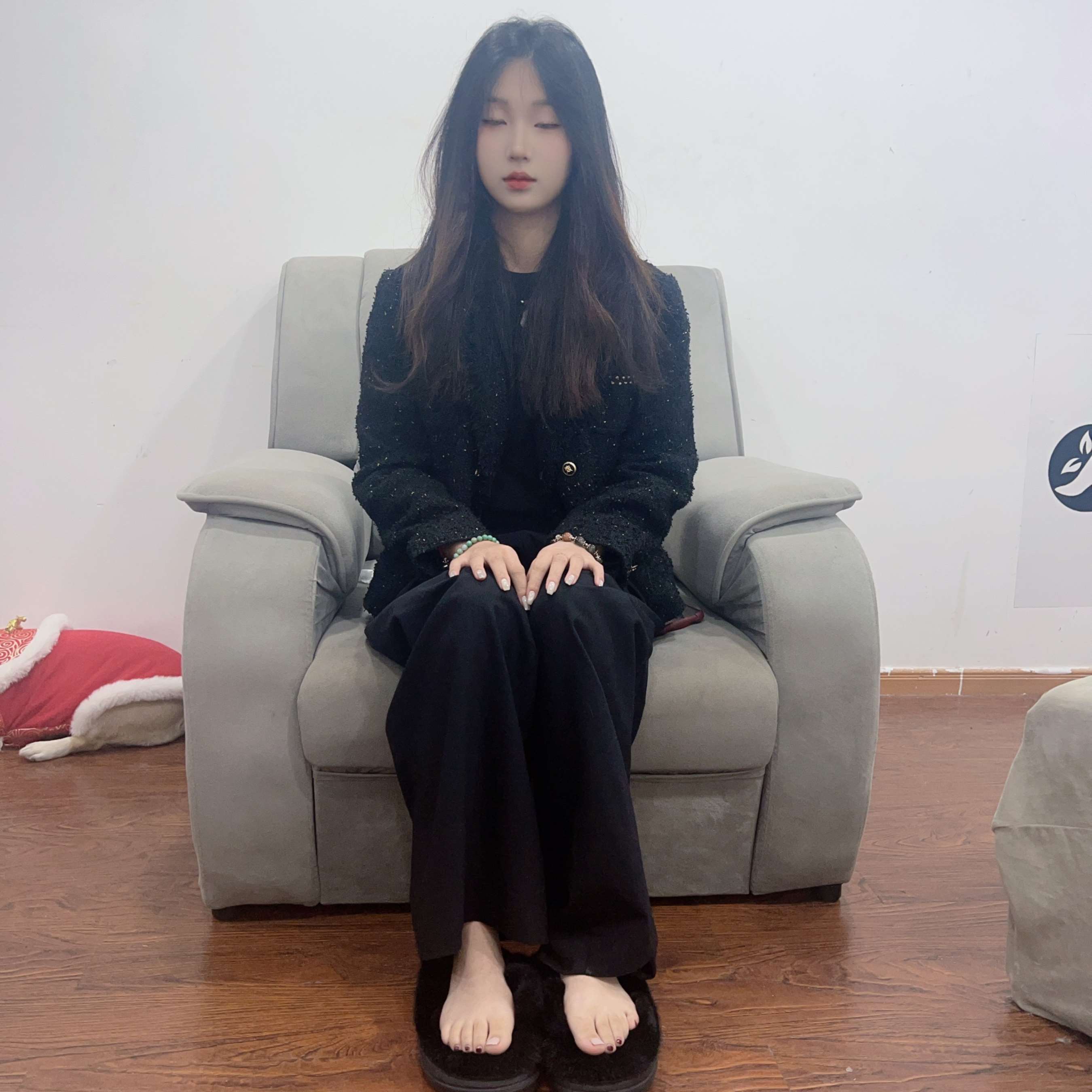 《黑衣小姐姐的嫩足》作品图