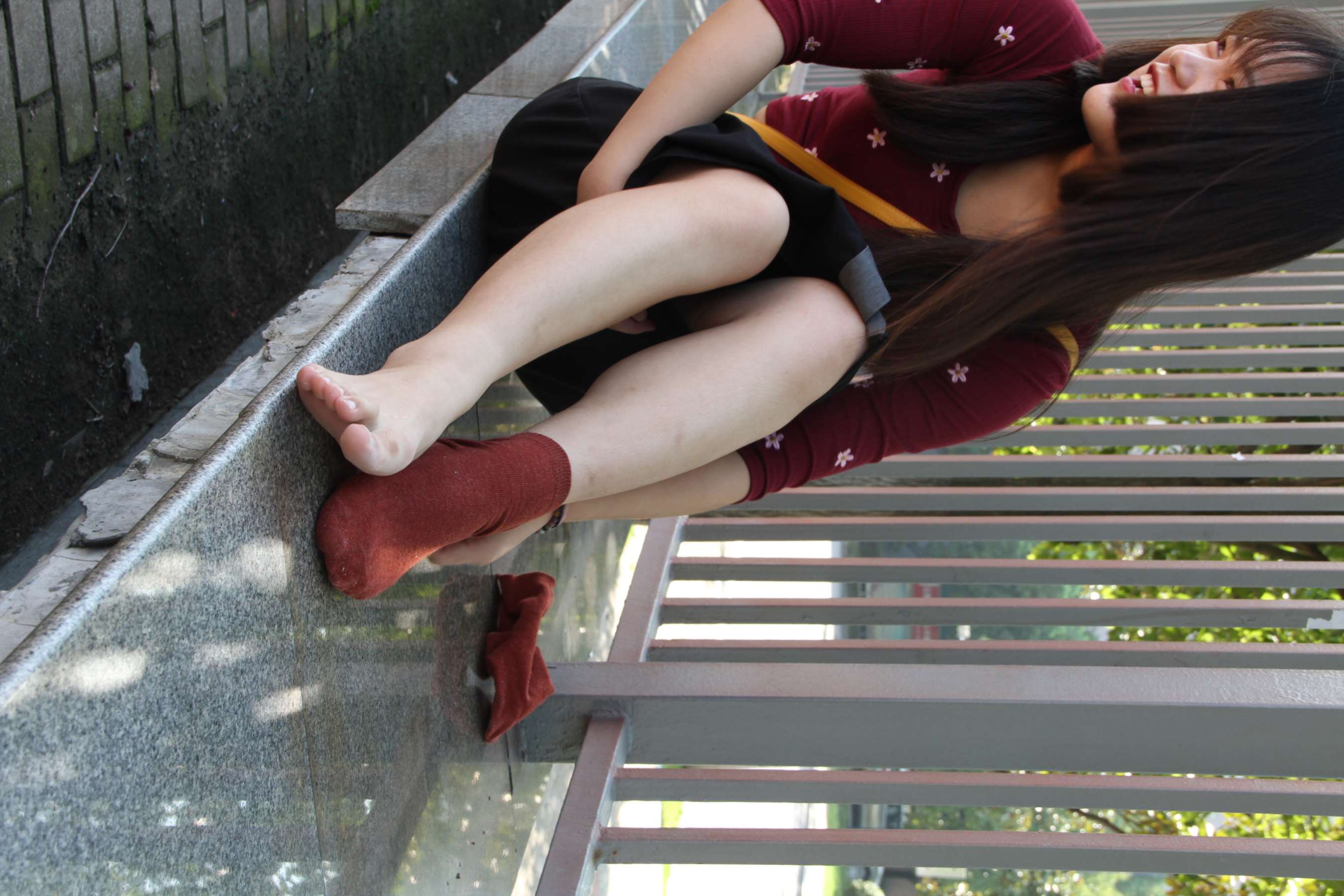 《校园一角-午间休闲》作品图