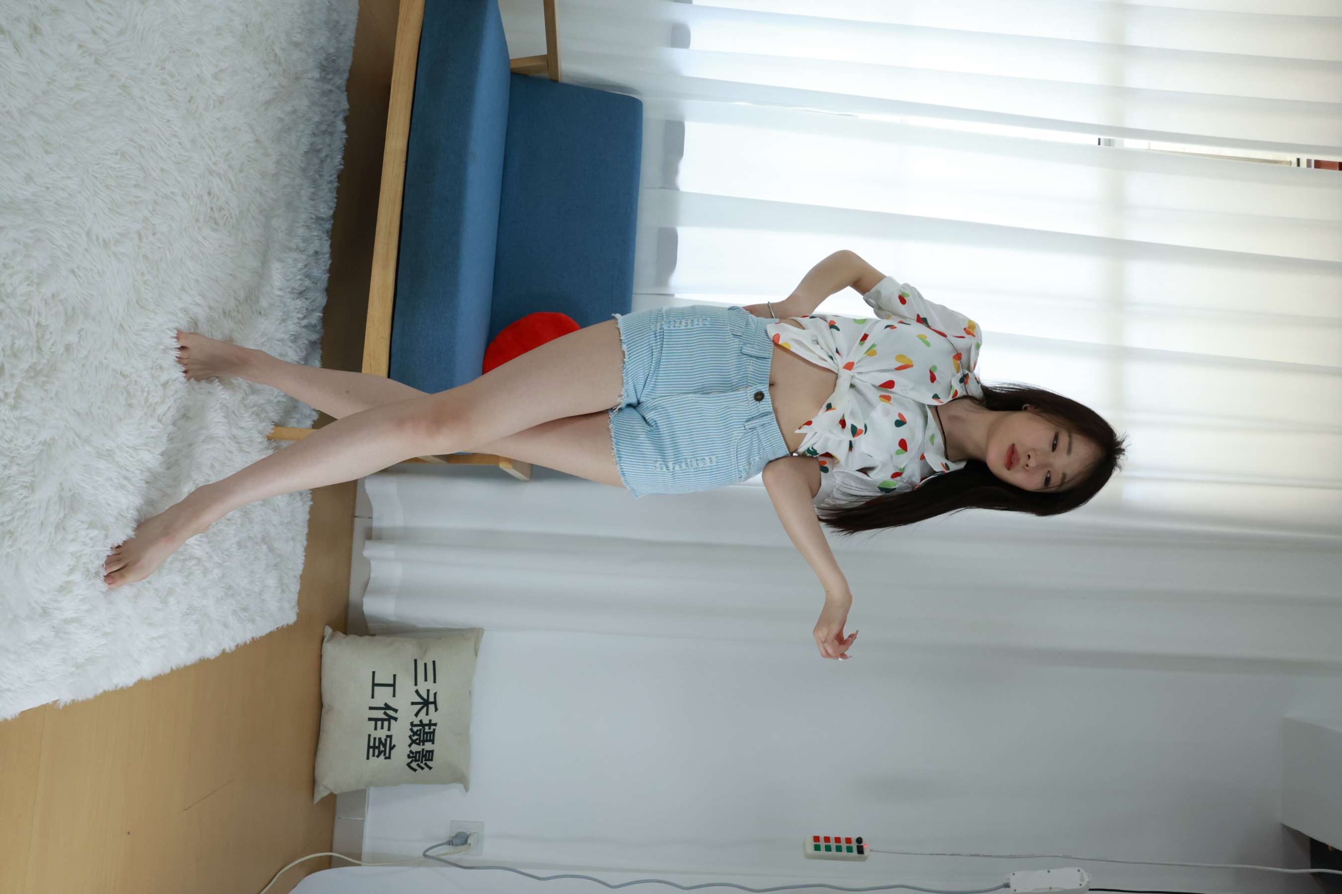 《毛毯上的牛仔热裤少女嫩足》作品图