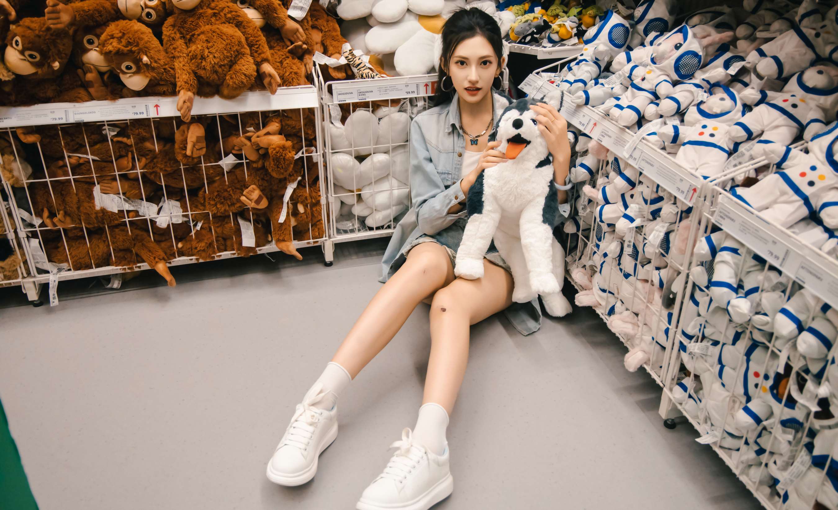 《可乐 板鞋の白棉袜、裸足》作品图