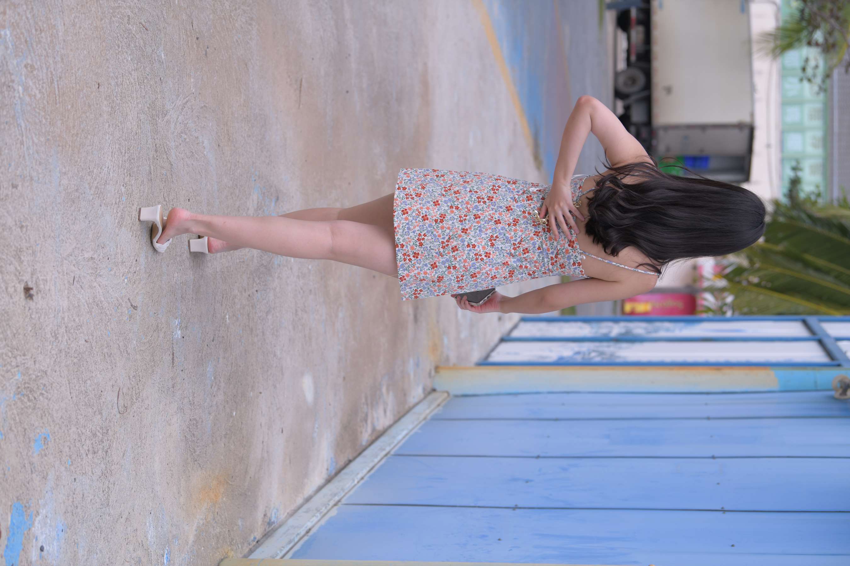 《花裙少女凉高跟の嫩足》作品图