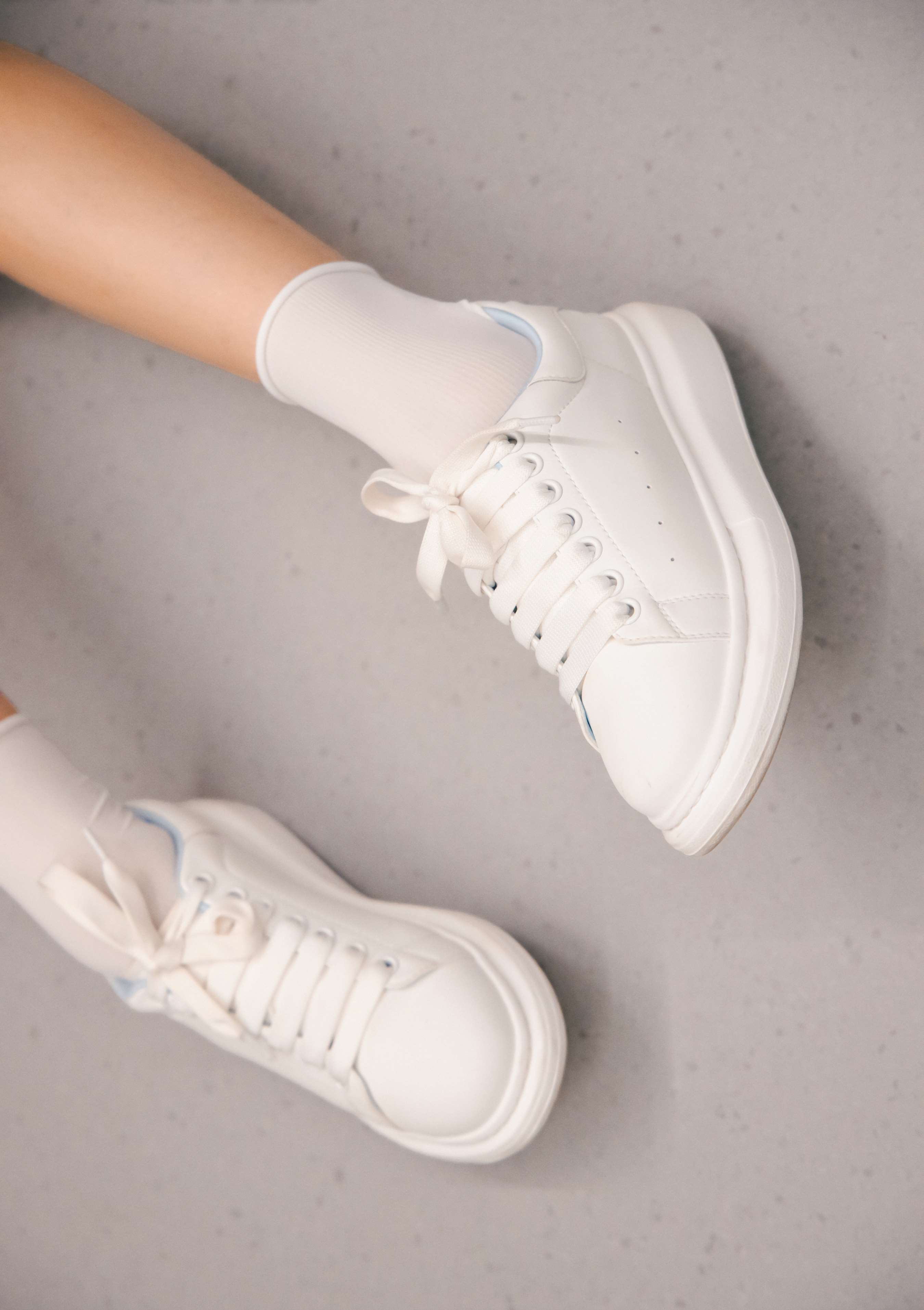 《可乐 板鞋の白棉袜、裸足》作品图